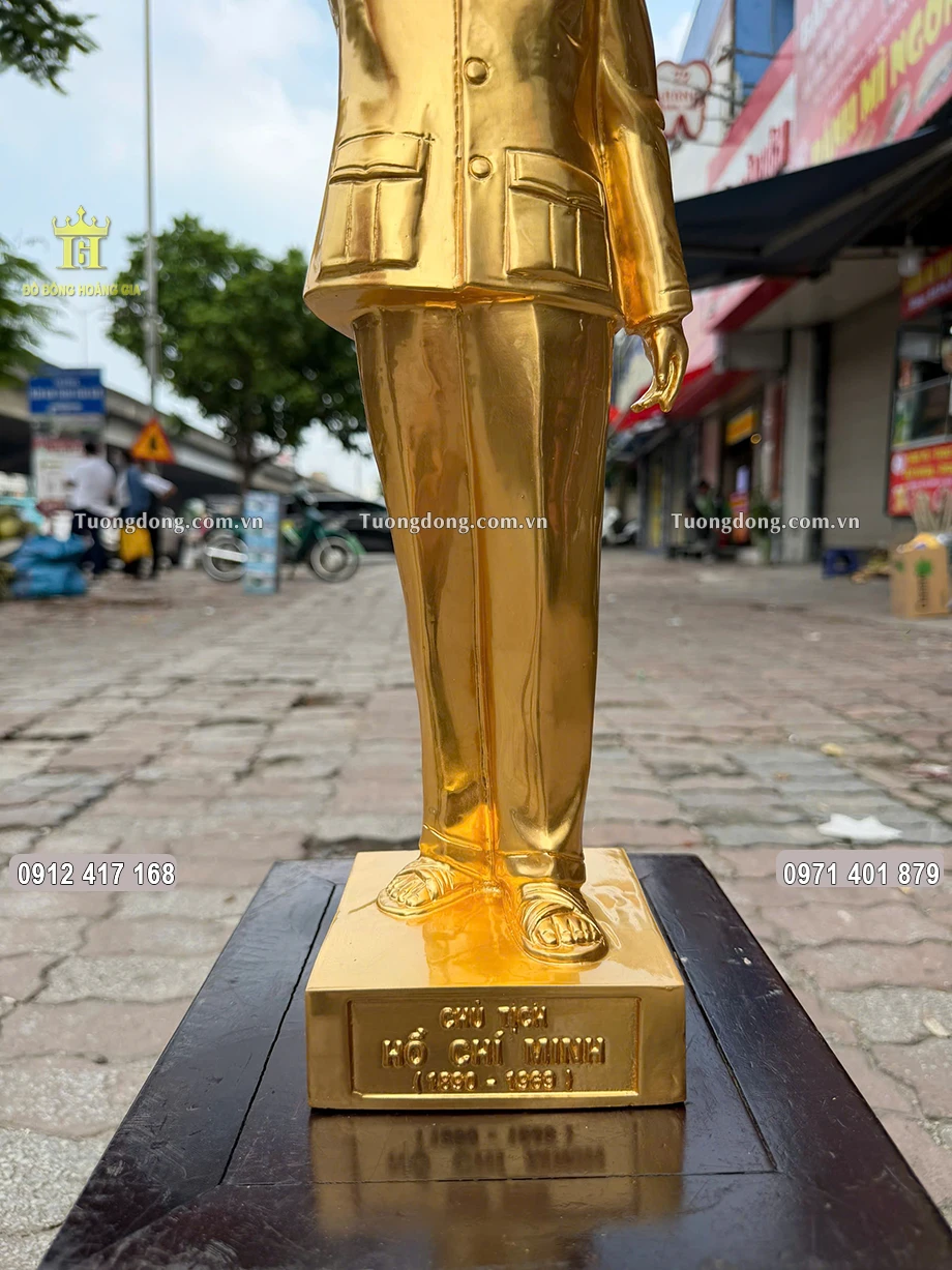 Phần chân đế được đúc chắc chắn, chạm khắc sắc nét tên, năm sinh, năm mất của Người